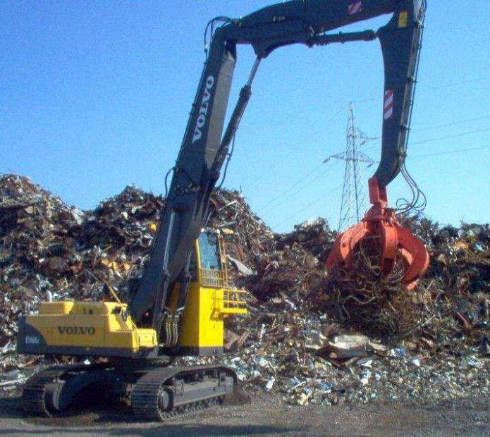 廢鋼抓斗在廢鐵處理廠作業(yè)中圖片 廢鋼抓斗在廢鐵處理廠作業(yè)中圖片