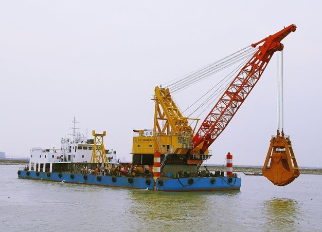 碼頭吊機(jī)抓斗作業(yè)現(xiàn)場(chǎng) 碼頭吊機(jī)抓斗作業(yè)現(xiàn)場(chǎng)